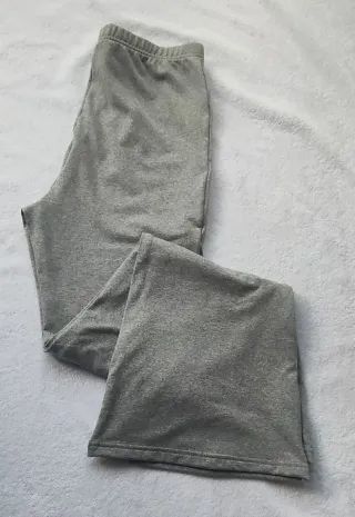 Pantalón leggins acampanado gris.