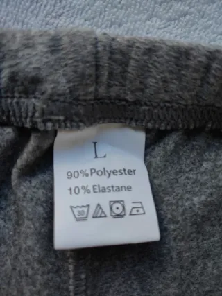 Pantalón leggins acampanado gris.