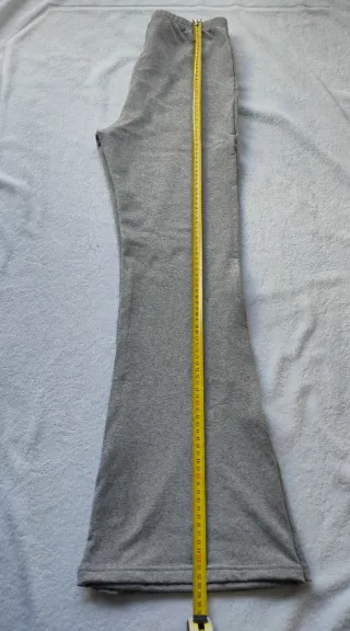 Pantalón leggins acampanado gris.