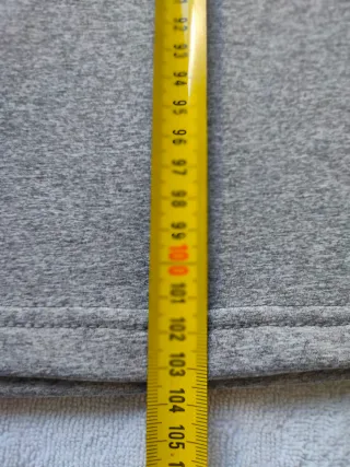 Pantalón leggins acampanado gris.