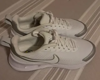 Zapatillas Nike Blancas y Plateadas