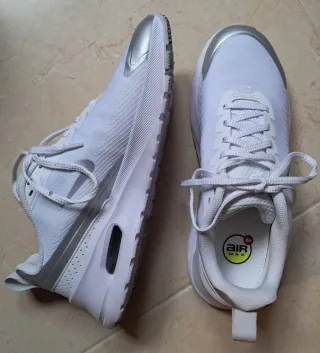 Zapatillas Nike Blancas y Plateadas