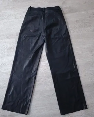 Pantalón efecto piel Stradivarius negro