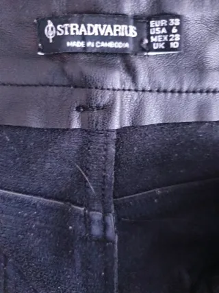 Pantalón efecto piel Stradivarius negro