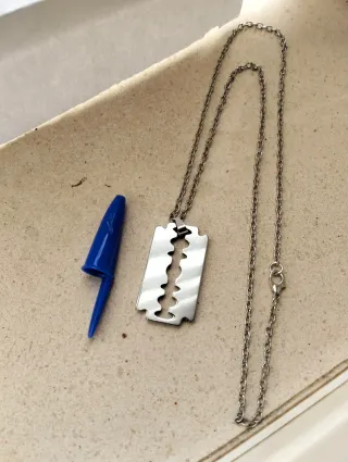 Cadena con colgante doble cuchilla militar