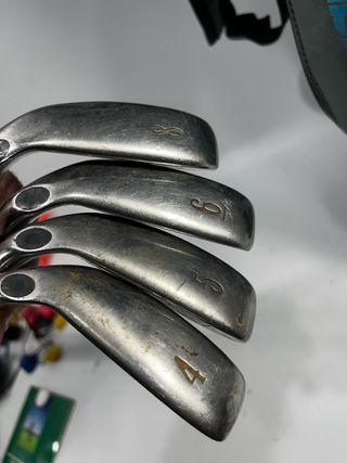 4 palos de golf, bolsa y bolas y más