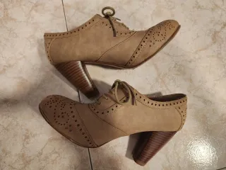 Zapatos de tacón beige con cordones