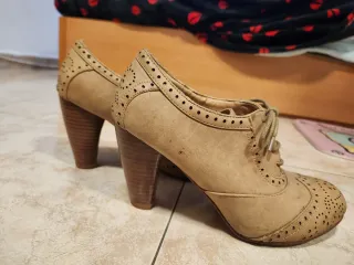 Zapatos de tacón beige con cordones