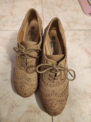 Zapatos de tacón beige con cordones