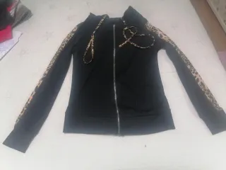 Chaqueta negra con estampado de leopardo