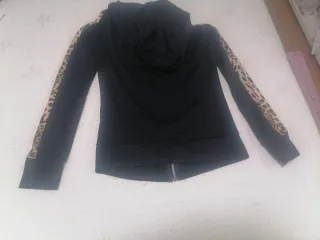 Chaqueta negra con estampado de leopardo