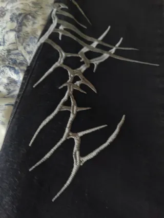 Pantalones vaqueros negros con detalles plateados