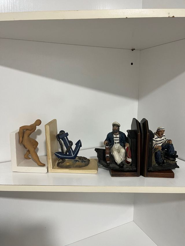 Suportes de livros náuticos de madeira e plástico