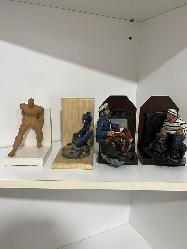 Suportes de livros náuticos de madeira e plástico