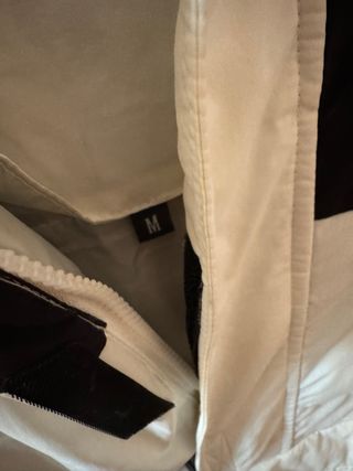 Giubbotto bianco e nero con cappuccio