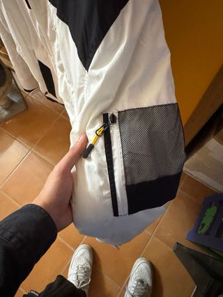 Giubbotto bianco e nero con cappuccio