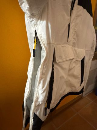 Giubbotto bianco e nero con cappuccio