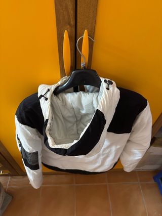 Giubbotto bianco e nero con cappuccio