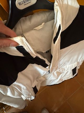 Giubbotto bianco e nero con cappuccio
