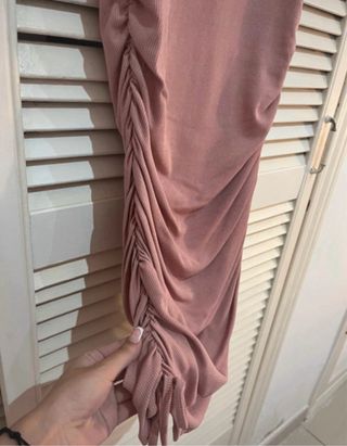 Vestido midi canalé rosa ajustado fruncido S M