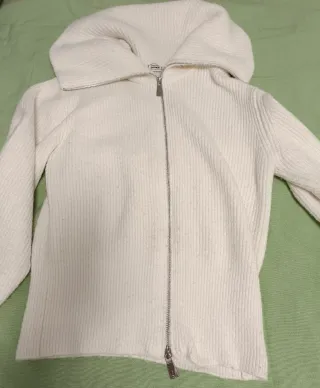 Jersey blanco roto cremallera