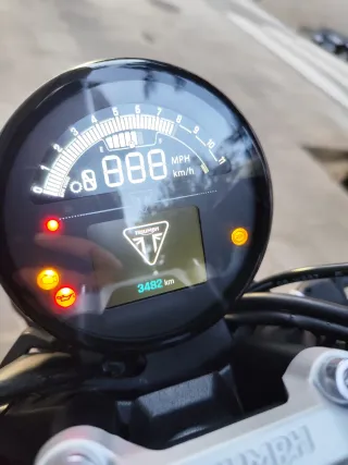 Triumph Trident 660 - 3.500 km - REESTRENO