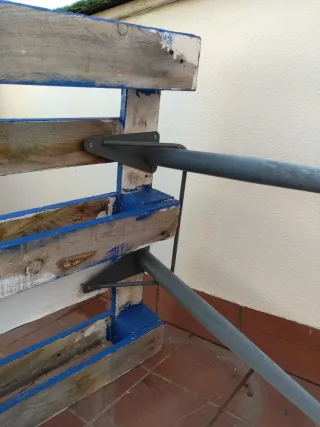 Mesa Palet Azul con Patas Metálicas