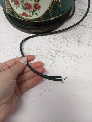 Lámpara antigua de mesa verde y dorada