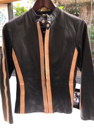 Cazadora motera de cuero negra y beige