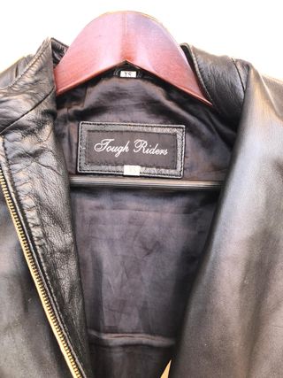 Cazadora motera de cuero negra y beige