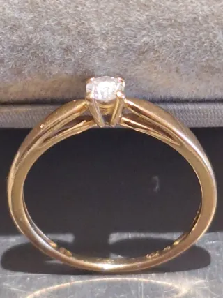 Anillo de oro con diamante solitario