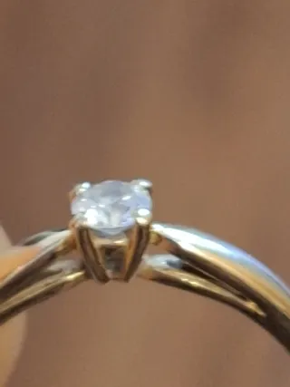 Anillo de oro con diamante solitario