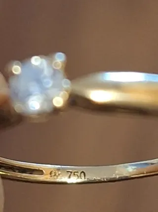 Anillo de oro con diamante solitario