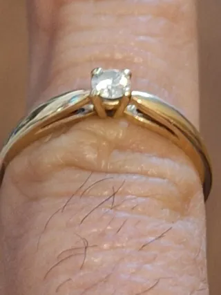 Anillo de oro con diamante solitario
