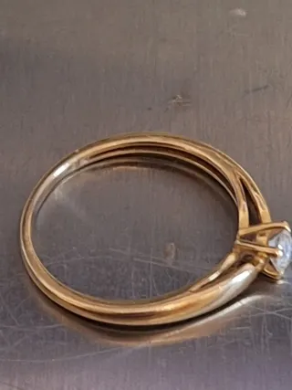 Anillo de oro con diamante solitario