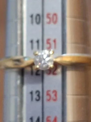 Anillo de oro con diamante solitario