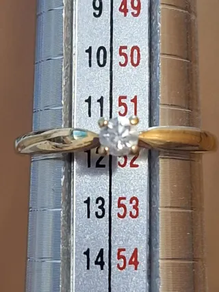 Anillo de oro con diamante solitario