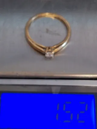 Anillo de oro con diamante solitario