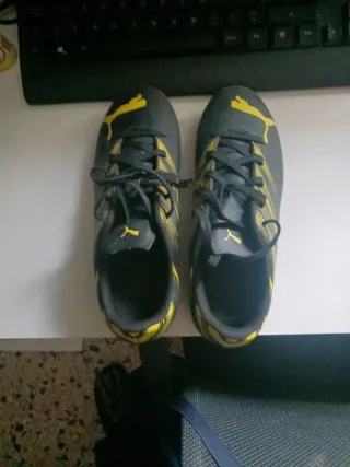 Zapatillas Puma Fútbol Negras y Amarillas