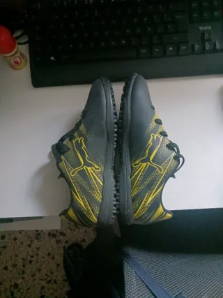 Zapatillas Puma Fútbol Negras y Amarillas