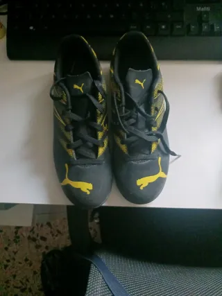 Zapatillas Puma Fútbol Negras y Amarillas