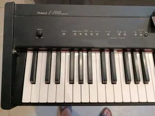 Piano Electrónico Roland F100