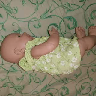 Muñeca bebé con vestido verde