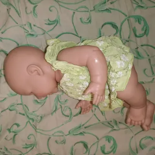 Muñeca bebé con vestido verde