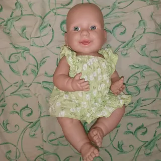 Muñeca bebé con vestido verde