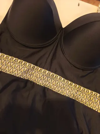Bañador negro con detalles dorados