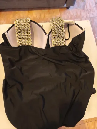 Bañador negro con detalles dorados