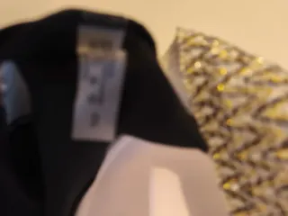 Bañador negro con detalles dorados