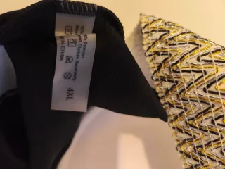 Bañador negro con detalles dorados