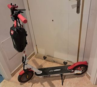 Patinete Eléctrico Sabway PRO GT blanco y rojo.